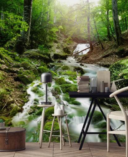 grönt vattenfall tapetväggmålning kallad Foggy Forest Waterfall för kontor och badrum