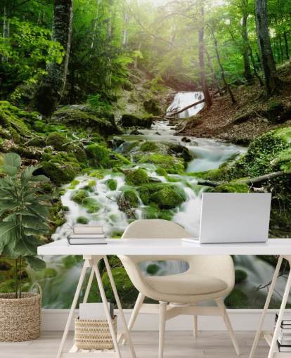groene waterval muurschildering genaamd Foggy Forest Waterfall voor kantoren en badkamers