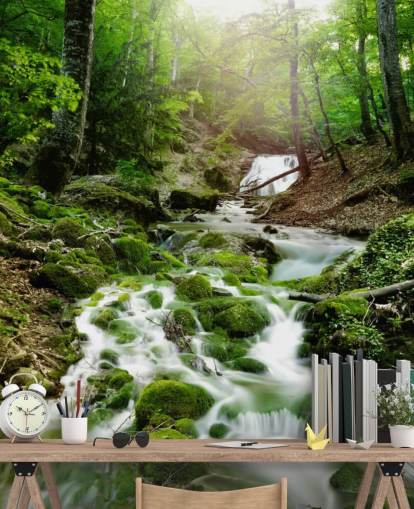 grønt vandfald tapetmaleri kaldet Foggy Forest Waterfall til kontorer og badeværelser