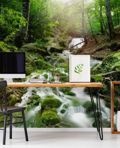 groene waterval muurschildering genaamd Foggy Forest Waterfall voor kantoren en badkamers
