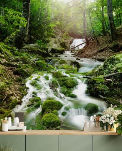 grønt vandfald tapetmaleri kaldet Foggy Forest Waterfall til kontorer og badeværelser