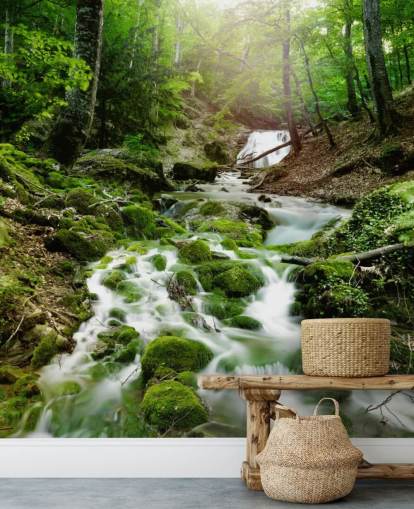 groene waterval muurschildering genaamd Foggy Forest Waterfall voor kantoren en badkamers