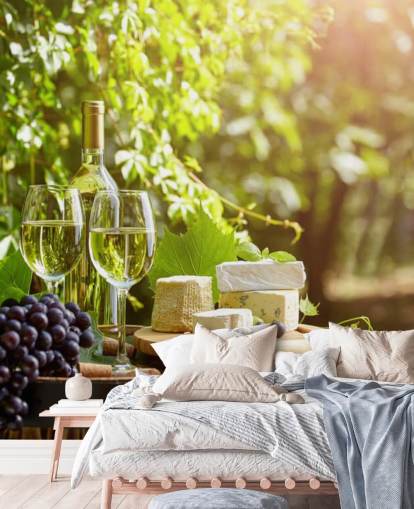 Zwei Gläser Wein und Käse auf einer Fass-Tapete