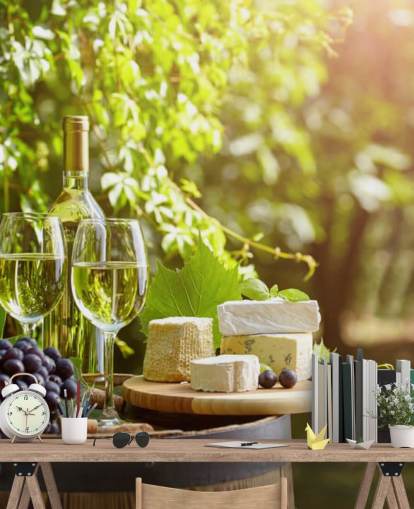 Carta da parati con due bicchieri di vino e formaggio su un barile