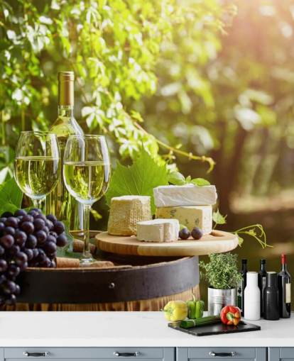 Zwei Gläser Wein und Käse auf einer Fass-Tapete