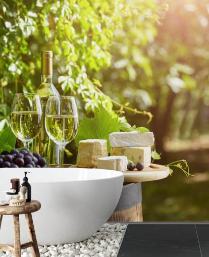 Zwei Gläser Wein und Käse auf einer Fass-Tapete