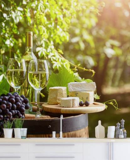Carta da parati con due bicchieri di vino e formaggio su un barile Carta da parati con due bicchieri di vino e formaggio su un barile