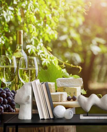 Zwei Gläser Wein und Käse auf einer Fass-Tapete Zwei Gläser Wein und Käse auf einer Fass-Tapete