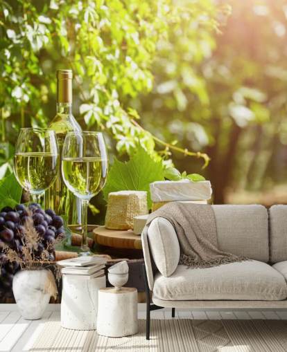 Zwei Gläser Wein und Käse auf einer Fass-Tapete