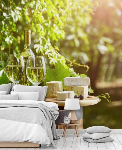 Zwei Gläser Wein und Käse auf einer Fass-Tapete Zwei Gläser Wein und Käse auf einer Fass-Tapete