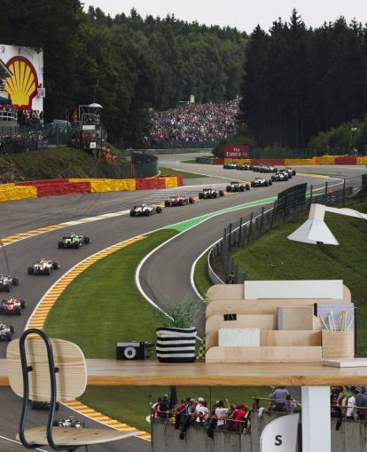 Immagine ingrandita dello sfondo della pista da corsa di F1 Immagine ingrandita dello sfondo della pista da corsa di F1