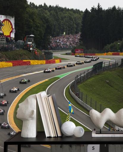 Bild des F1-Rennstrecken-Hintergrundbildes verkleinert