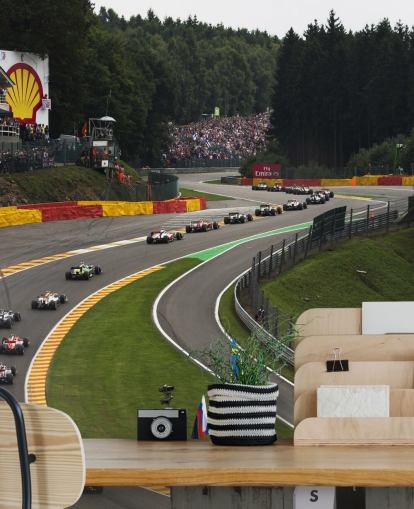 Zoomad ut bild av F1 Race Track Bakgrund