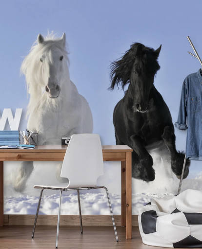 Mural Caballo blanco y negro saltando sobre una colina nevada