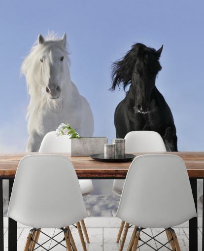 Mural Caballo blanco y negro saltando sobre una colina nevada