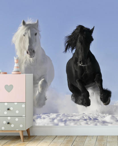 Svart og hvit hest hoppet over Snow Hill Mural