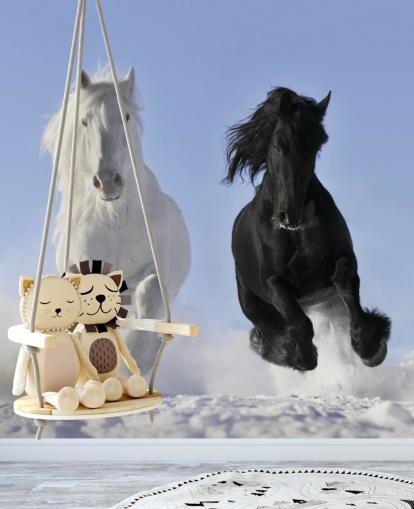 Papier Peint Fresque Cheval Noir et Blanc Sautant sur Snow Hill