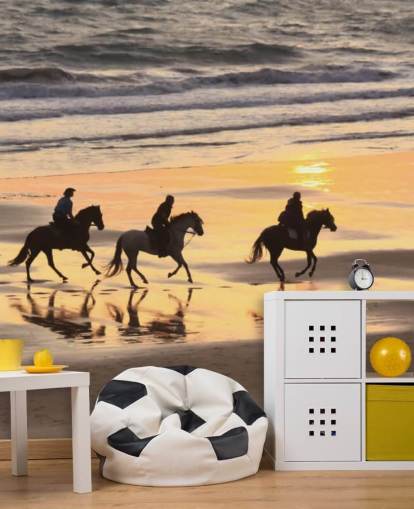 Fondo de pantalla de caballos corriendo en una playa al atardecer