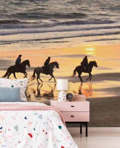 Fondo de pantalla de caballos corriendo en una playa al atardecer