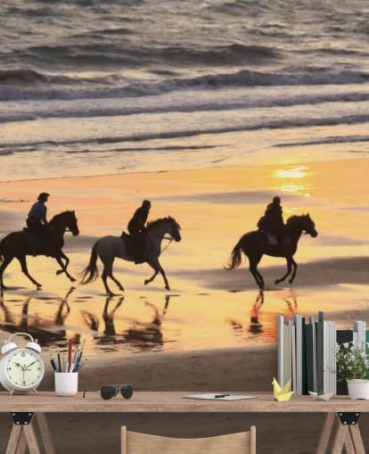 Cavalli che corrono su una spiaggia al tramonto Wallpaper