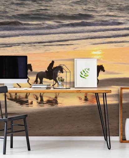 Fondo de pantalla de caballos corriendo en una playa al atardecer