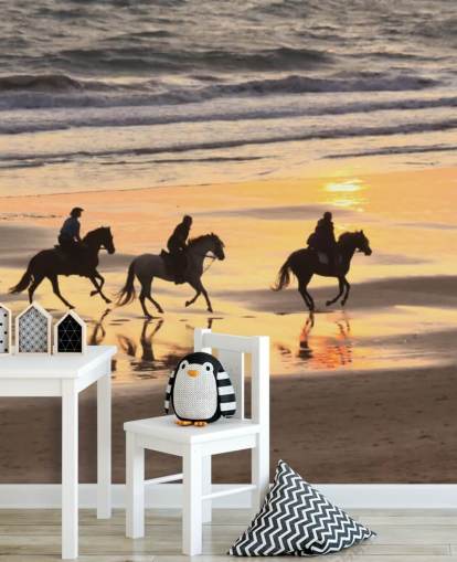 Paarden rennen op een Sunset Beach Wallpaper