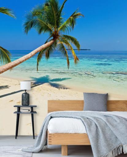 blauwe en zanderige tropische strandmuurschildering genaamd Palm Fringed Beach voor huizen en bedrijven blauwe en zanderige tropische strandmuurschildering genaamd Palm Fringed Beach voor huizen en bedrijven