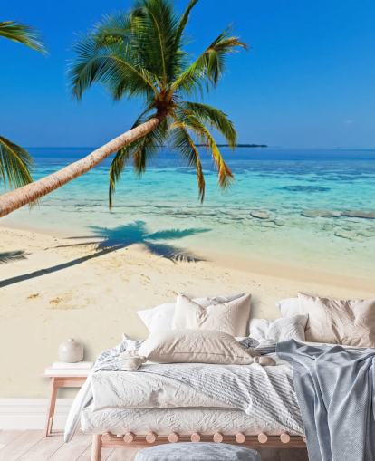 sininen ja hiekkainen trooppinen ranta taustakuvamaalaus nimeltä Palm Fringed Beach kodeille ja yrityksille