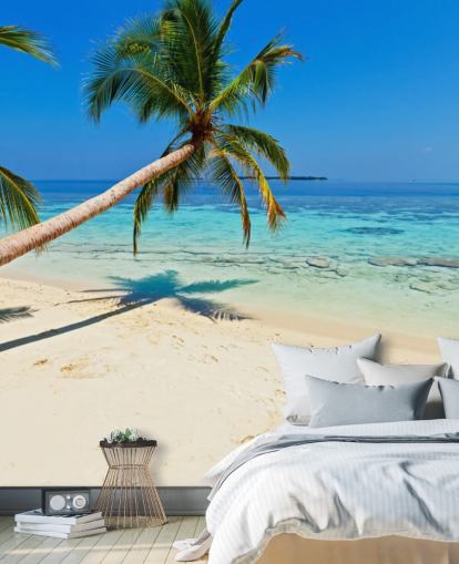 blauwe en zanderige tropische strandmuurschildering genaamd Palm Fringed Beach voor huizen en bedrijven