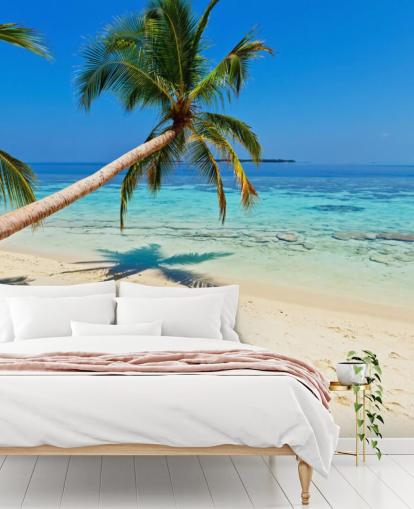 blå och sandig tropisk strand tapetväggmålning kallad Palm Fringed Beach för hem och företag