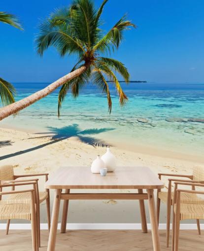 blauwe en zanderige tropische strandmuurschildering genaamd Palm Fringed Beach voor huizen en bedrijven