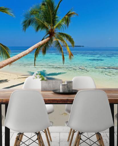 carta da parati murale con spiaggia tropicale blu e sabbia chiamata Palm Fringed Beach per case e aziende