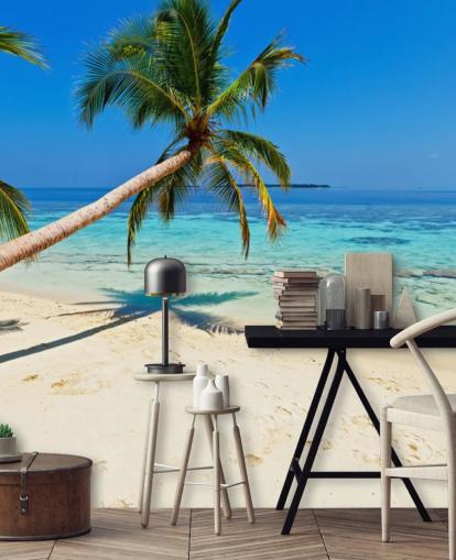 sininen ja hiekkainen trooppinen ranta taustakuvamaalaus nimeltä Palm Fringed Beach kodeille ja yrityksille