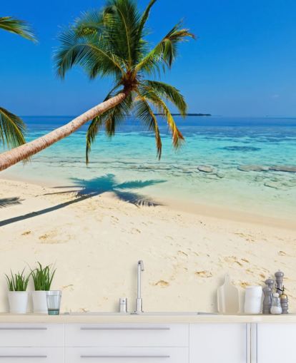 blå och sandig tropisk strand tapetväggmålning kallad Palm Fringed Beach för hem och företag