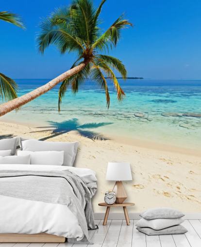 blauwe en zanderige tropische strandmuurschildering genaamd Palm Fringed Beach voor huizen en bedrijven