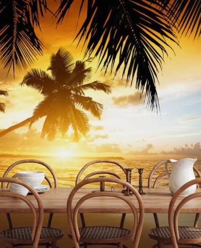 Oranje zonsondergang met palmboom en strandbehang