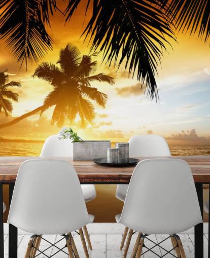 Orangefarbenes Hintergrundbild mit Sonnenuntergang, Palme und Strand