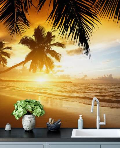 Orangefarbenes Hintergrundbild mit Sonnenuntergang, Palme und Strand