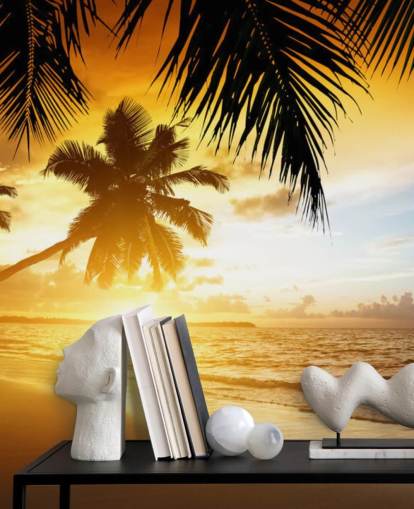 Orangefarbenes Hintergrundbild mit Sonnenuntergang, Palme und Strand