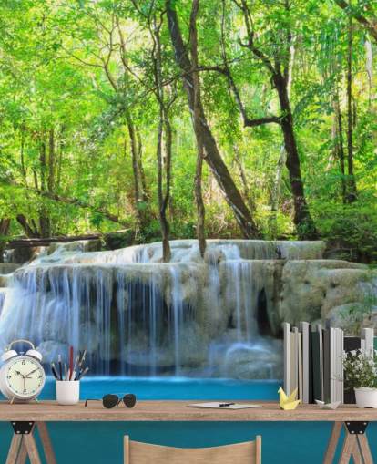 blauwe en groene aanpasbare watervalbehangmuurschildering genaamd Erawan Waterfall, Thailand voor kantoren, slaapkamers en woonkamers