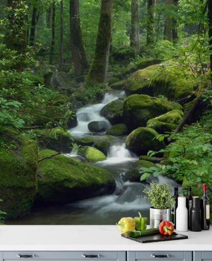 mural verde personalizable en forma de cascada llamado Mossy Waterfall para salas de estar y cocinas