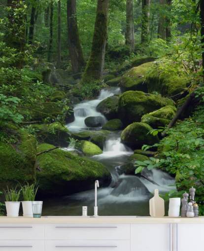 grønt tilpasseligt vandfald tapetmaleri kaldet Mossy Waterfall til stuer og køkkener