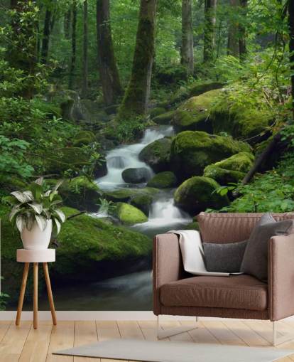 papier peint mural vert en forme de cascade personnalisable appelé Mossy Waterfall pour les salons et les cuisines