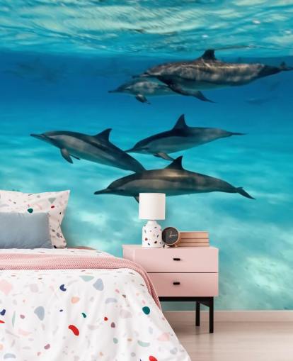 Dolphin Pod sob o mural da parede do mar
