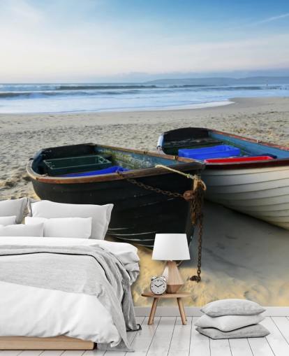 Twee boten op de muurschildering van het strand Twee boten op de muurschildering van het strand