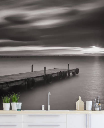 Schwarzweiss-Jetty und See-Tapete