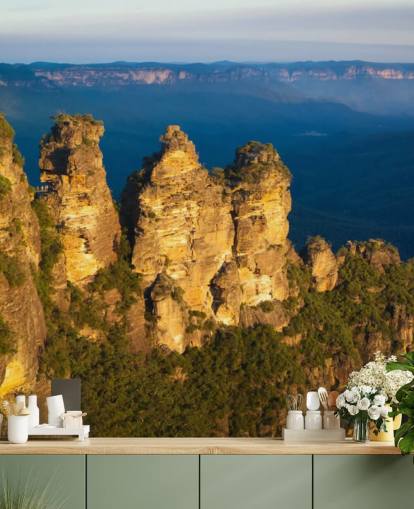 três peeks de montanha em um papel de parede de montanha