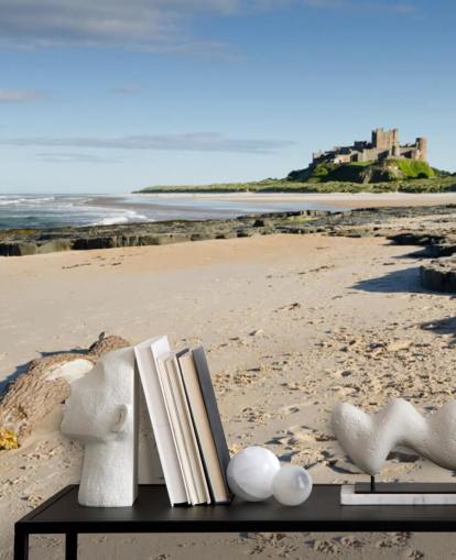 Strand met kasteel op afstand behang Strand met kasteel op afstand behang