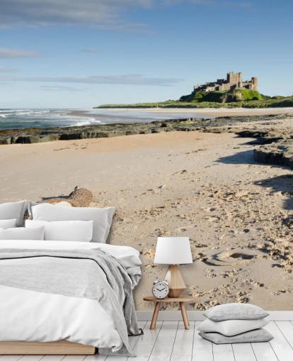 Strand met kasteel op afstand behang Strand met kasteel op afstand behang