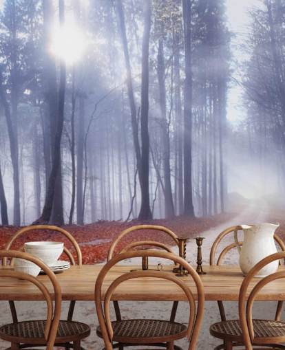 Herbstliche neblige Wald-Tapete